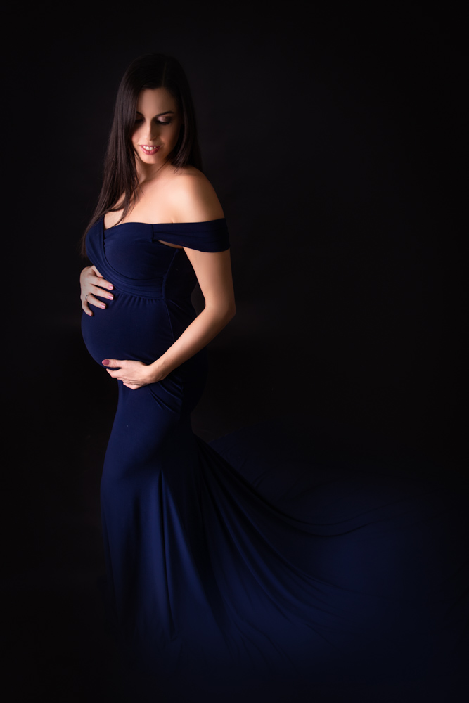 Schwanger Frau in blauem Kleid - Babybauch Fotoshooting mit Nathalie Weber