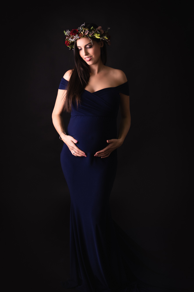 Frau mit Babybauch im blauen Kelid - Fotoshooting