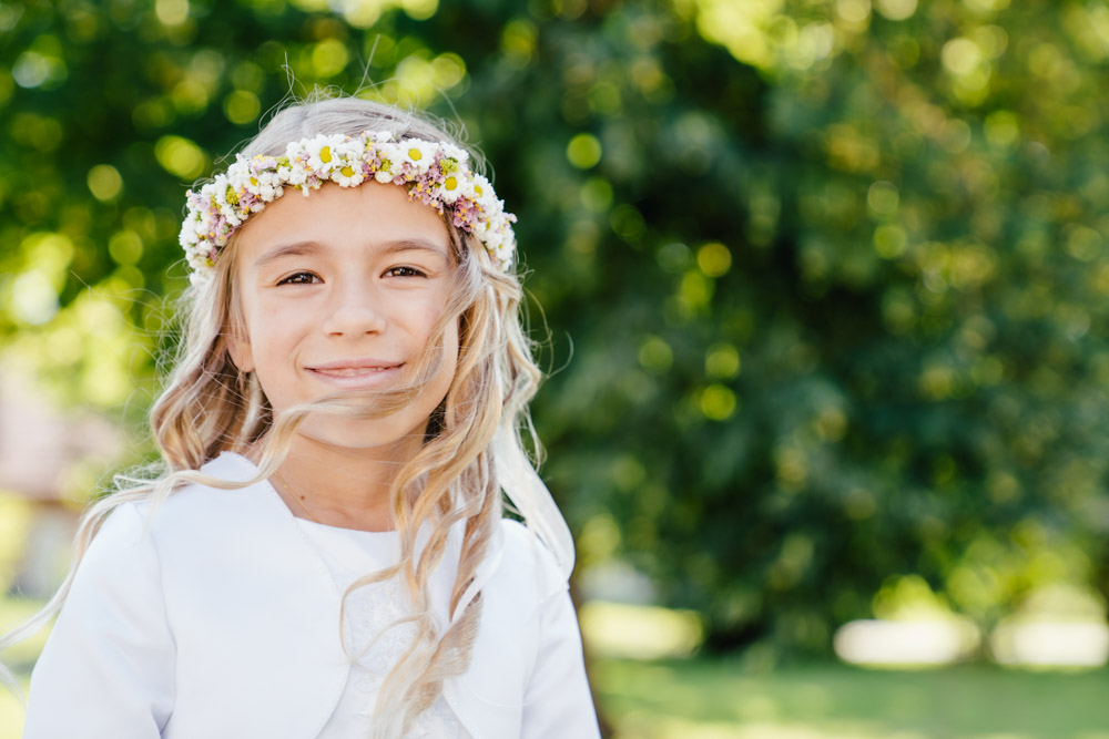 Junges Mädchen mit Blumenkranz - Kinder Fotoshooting in Graz und Umgebung